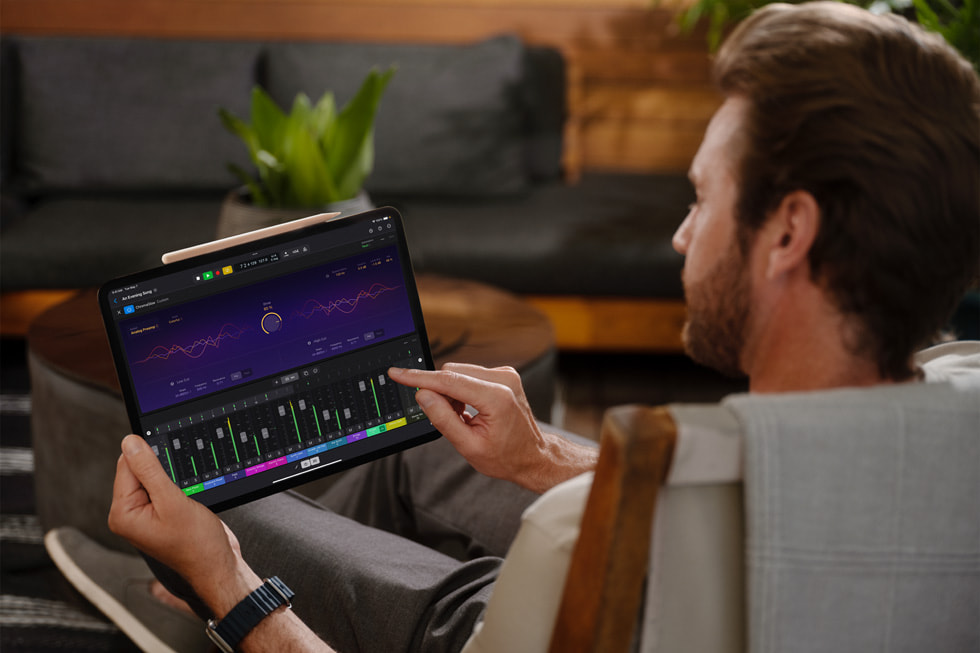 Un utilisateur de Logic Pro travaille sur un iPad Pro 13 pouces.