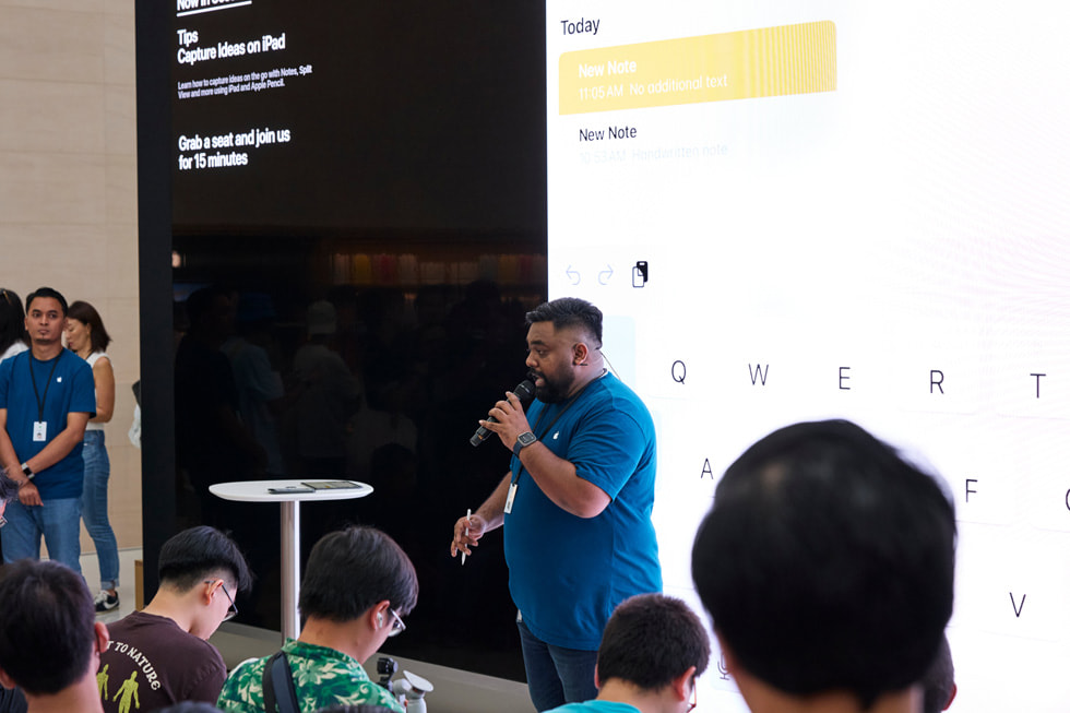 Khách hàng và nhân viên Apple trong một phiên về iPad tại Apple The Exchange TRX. 