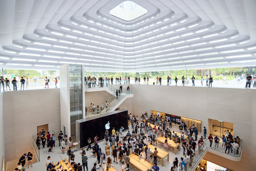 Hình ảnh nội thất Apple The Exchange TRX nhìn từ trên cao. 