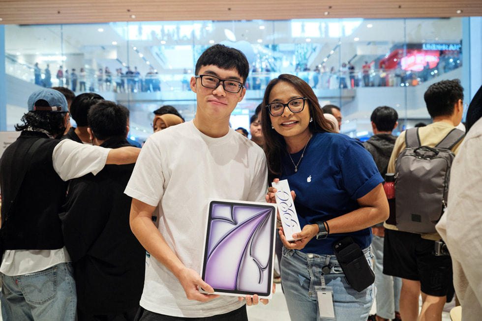 Khách hàng cùng nhân viên Apple khoe iPad Air và Apple Pencil Pro mới mua. 