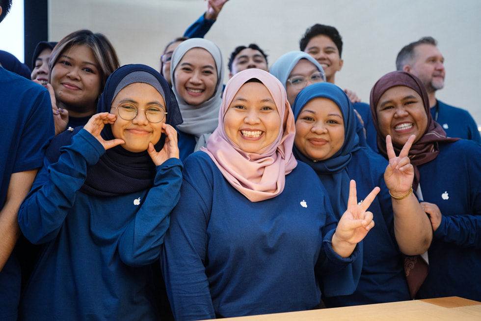 Tập thể nhân viên tại Apple The Exchange TRX cùng tạo dáng chụp ảnh nhóm. 