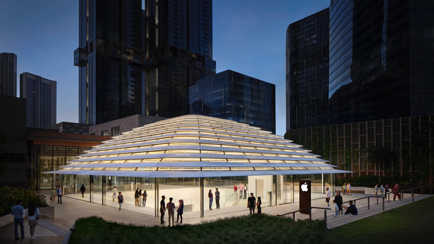 Een uitgezoomde foto van de buitenkant van Apple The Exchange TRX in Kuala Lumpur.