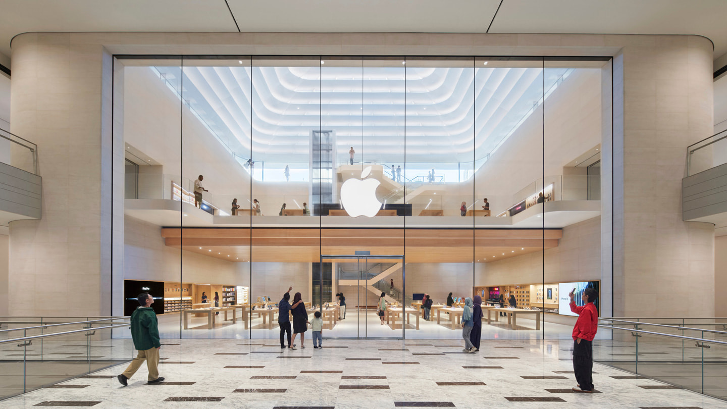 Een foto van klanten die binnen bij de ingang van Apple The Exchange TRX staan.