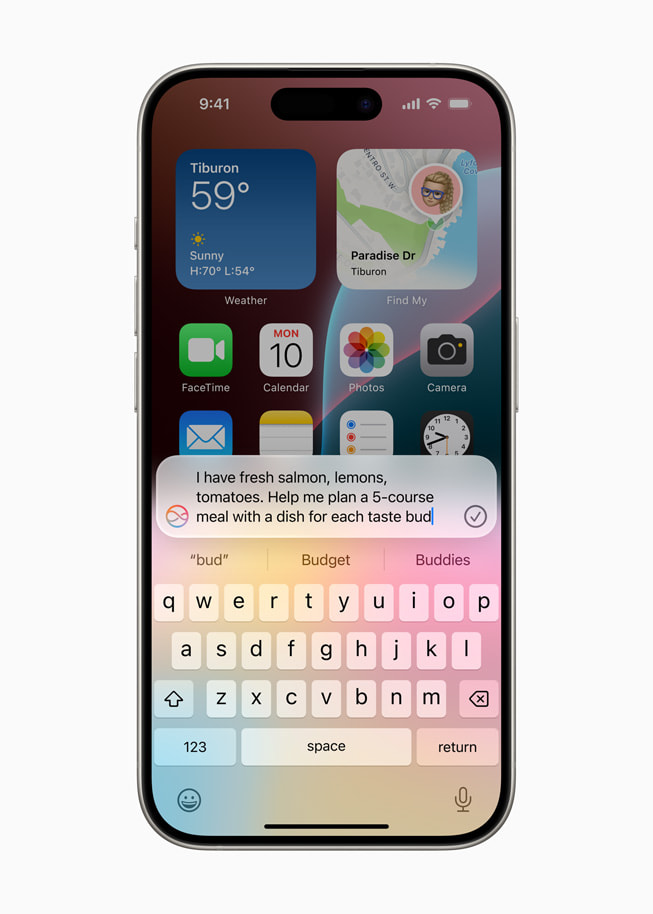 En un iPhone 15 Pro, un usuario formula a Siri la siguiente petición: «tengo salmón fresco, limones y tomates. Ayúdame a planificar una comida compuesta por cinco platos, cada uno basado en un sabor».