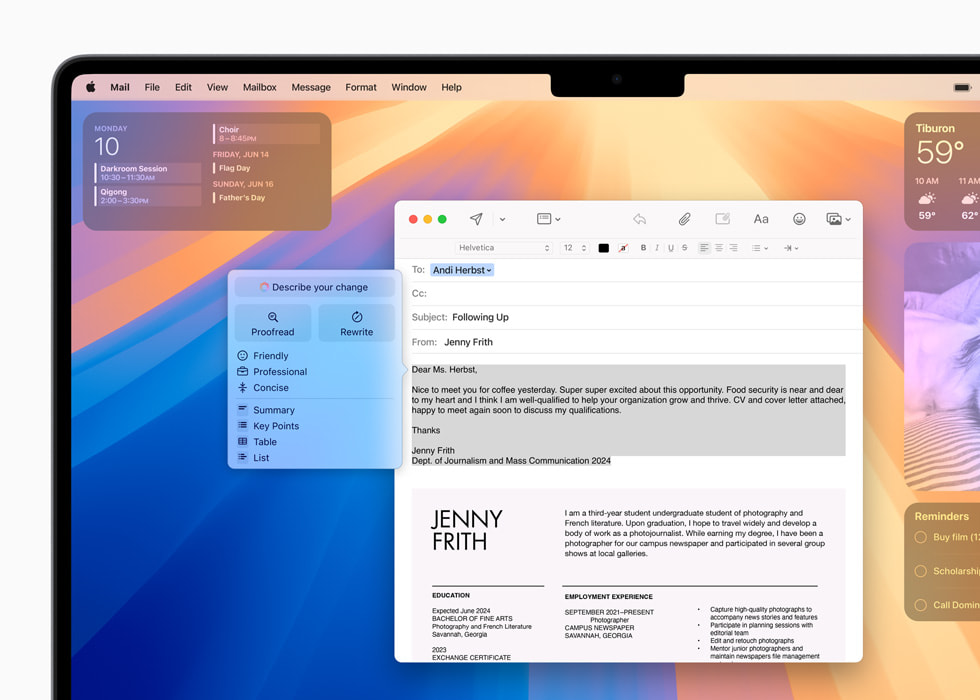 Una persona abre el menú de las herramientas de redacción mientras trabaja en un email con la opción de seleccionar entre revisar o reescribir.