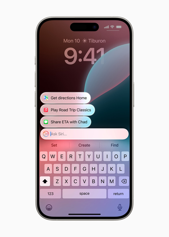 Un usuario escribe a Siri en un iPhone 15 Pro.