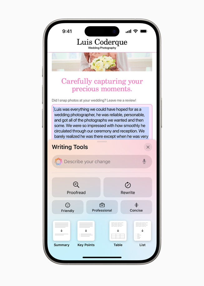 Op iPhone 15 Pro wordt een bericht opgesteld met Writing Tools eronder, waar opties in staan voor bijvoorbeeld proeflezen en herschrijven.