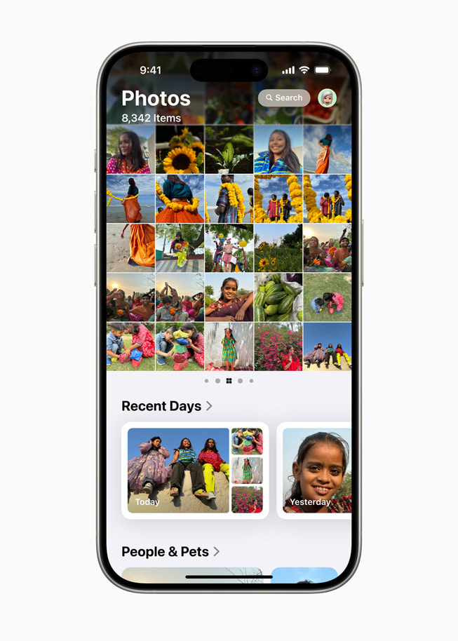 De Foto’s-app op een iPhone 15 Pro, met een fotoraster en collecties.