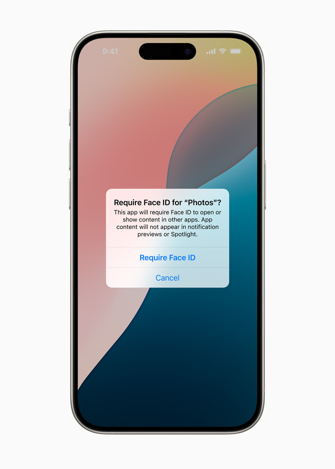 Het scherm van een iPhone 15 Pro met daarop de vraag of de gebruiker Face ID wil inschakelen voor de Foto’s-app.