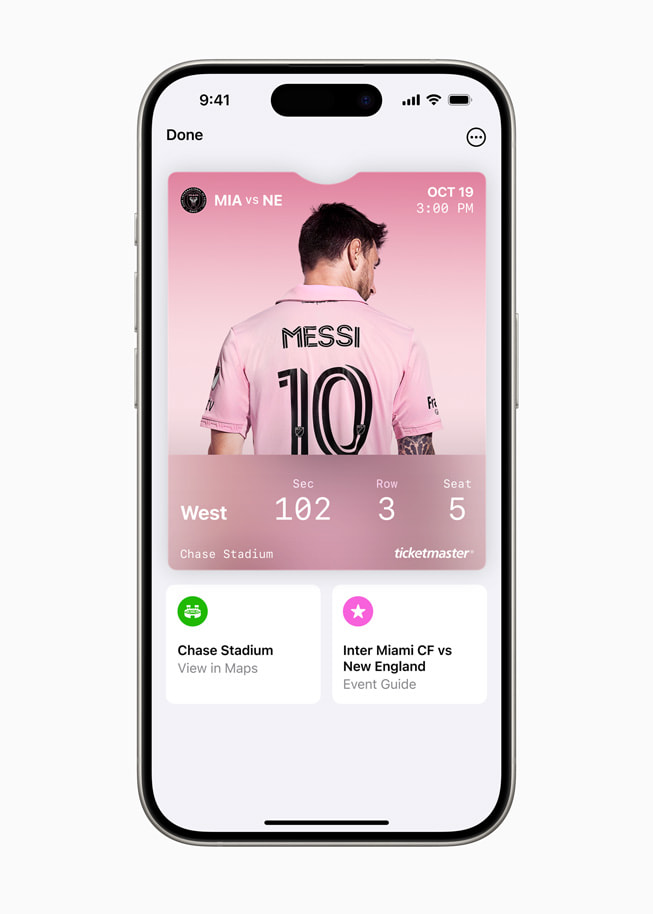 Op een iPhone 15 Pro wordt een kaartje weergegeven voor een voetbalwedstrijd tussen Inter Miami CF en New England, met opties om een plattegrond van Chase Stadium en een eventgids te bekijken.