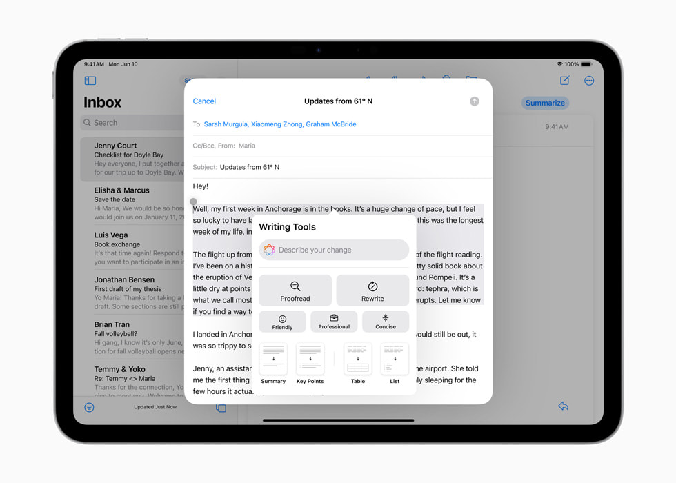 Un iPad Pro muestra un email y un recuadro con las herramientas de redacción, entre ellas las de reescribir, revisar y resumir.