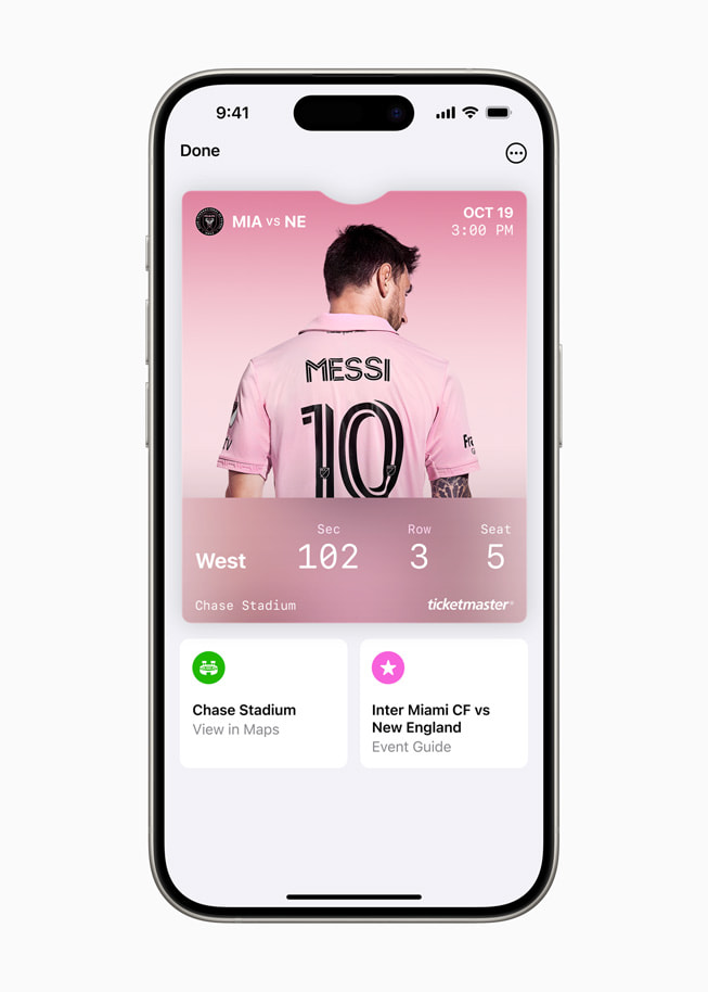 Hình ảnh vé một trận đấu MLS hiển thị ảnh Lionel Messi, cùng thông tin ghế ngồi của người dùng, liên kết đến trang của sân vận động Chase Stadium trên Bản Đồ Apple cũng như hướng dẫn sự kiện trên iPhone 15 Pro. 
