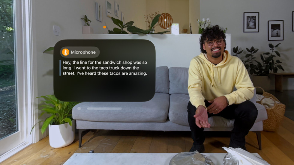 Apple Vision Pro ile visionOS 2’deki Canlı Alt Yazılar özelliğini kullanan bir kişi.