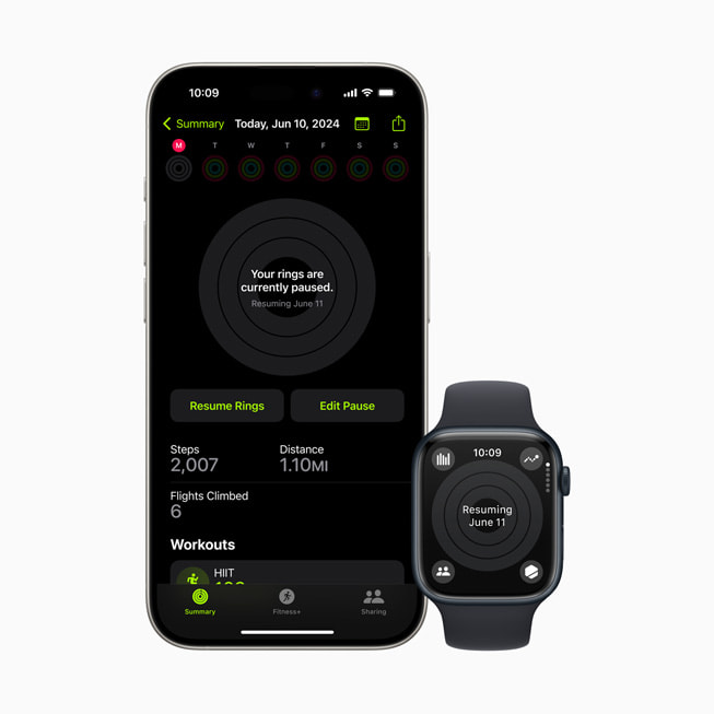 iPhone 15 Pro ve Apple Watch Series 9 bir kullanıcının duraklatılan Aktivite halkalarını gösteriyor.