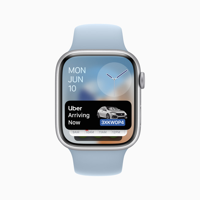 Apple Watch Series 9, Akıllı Gruplama’nın üst kısmında kullanıcının Uber yolculuğunu gösteriyor.