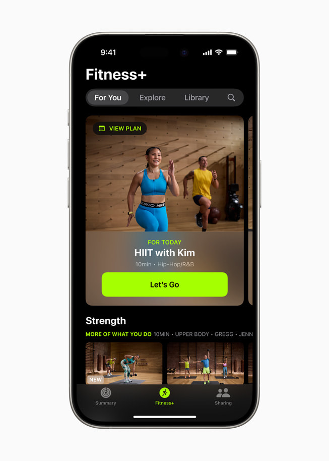 iPhone 15 Pro’da yeniden tasarlanan Apple Fitness+ deneyimi ve uygulamadaki Sizin İçin alanı gösteriliyor.