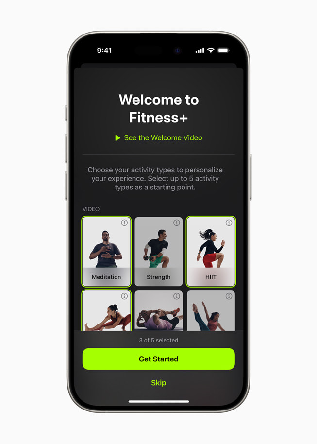 iPhone 15 Pro’da, yeniden tasarlanan Apple Fitness+ deneyiminin karşılama ekranı gösteriliyor.