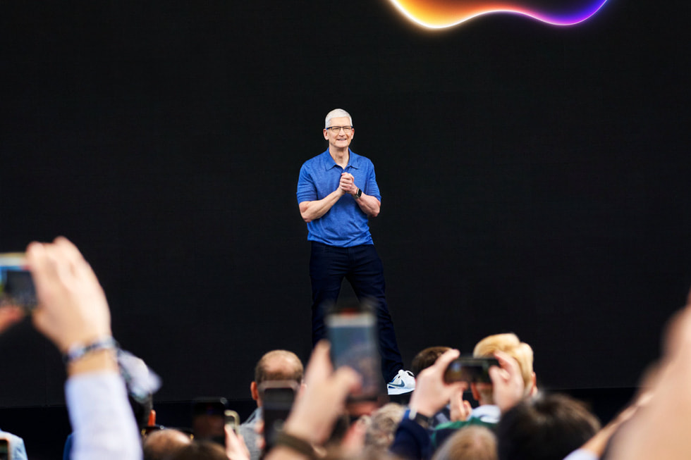 Tim Cook đứng trên sân khấu tại Apple Park vào ngày khai mạc WWDC24. 