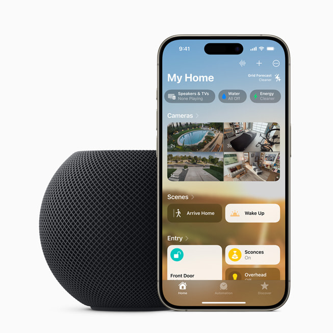 HomePod mini in middernacht naast een iPhone 15 Pro met daarop het scherm ‘Mijn huis’.