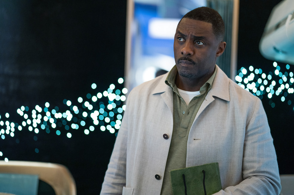 Een beeld uit de Apple TV+-serie ‘Hijack’ met acteur Idris Elba.