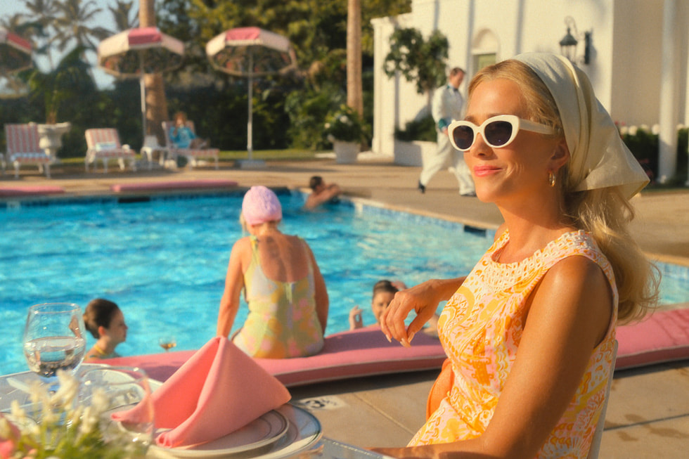 Een beeld uit de Apple TV+-serie ‘Palm Royale’ met actrice Kristen Wiig.