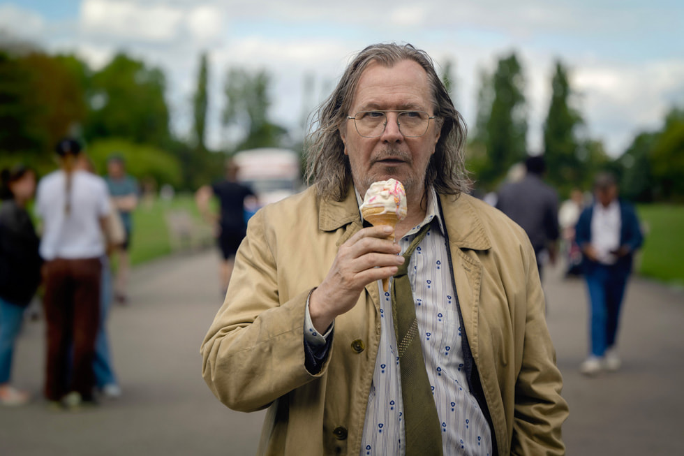 Een beeld uit de Apple TV+-dramaserie ‘Slow Horses’ met acteur Gary Oldman.