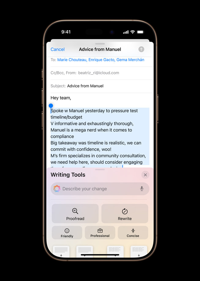 Le nouvel outil Assistant de texte, alimenté par Apple Intelligence, est présenté sur un iPhone 16 Pro.