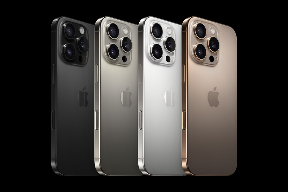 Close-up van vier exemplaren van iPhone 16 Pro in vier uitvoeringen: zwart titanium, naturel titanium, wit titanium en desert titanium.