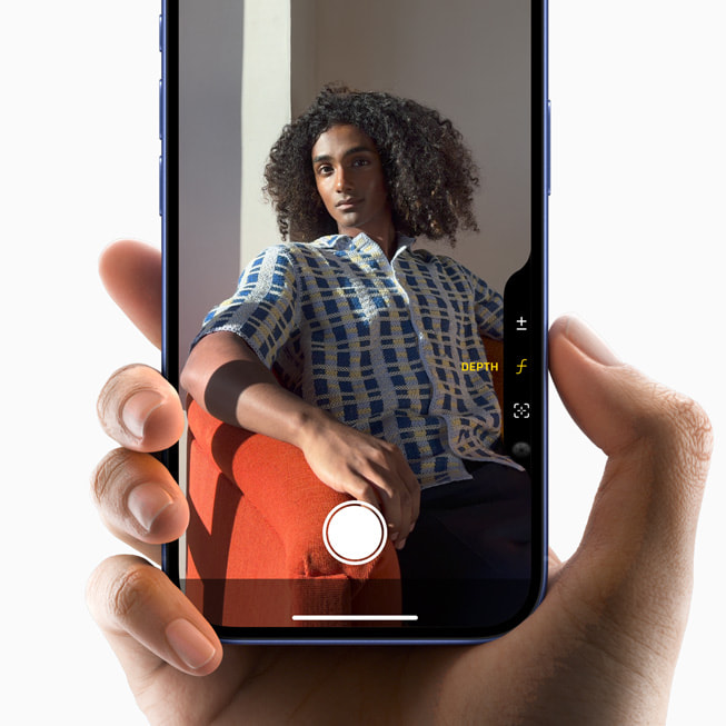 Bir kullanıcı iPhone 16 ile portre fotoğraf çekerken ayarlamalar yapıyor.