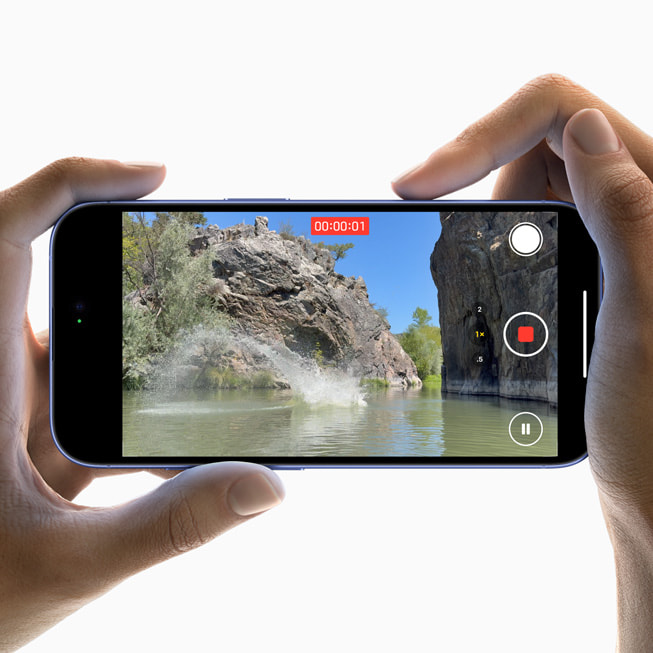 Bir kullanıcı iPhone 16 ile bir göldeki su sıçramasının videosunu çekiyor.