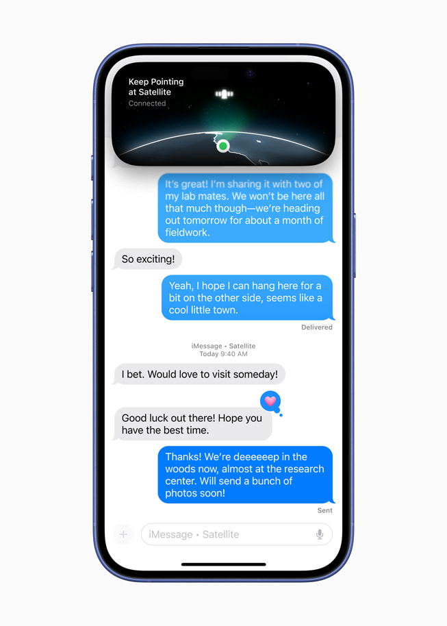 iPhone 16, uydu üzerinden Mesajlar ekranını gösteriyor ve ekranda bir uydu görüntüsü ve mesajlaşma yer alıyor.