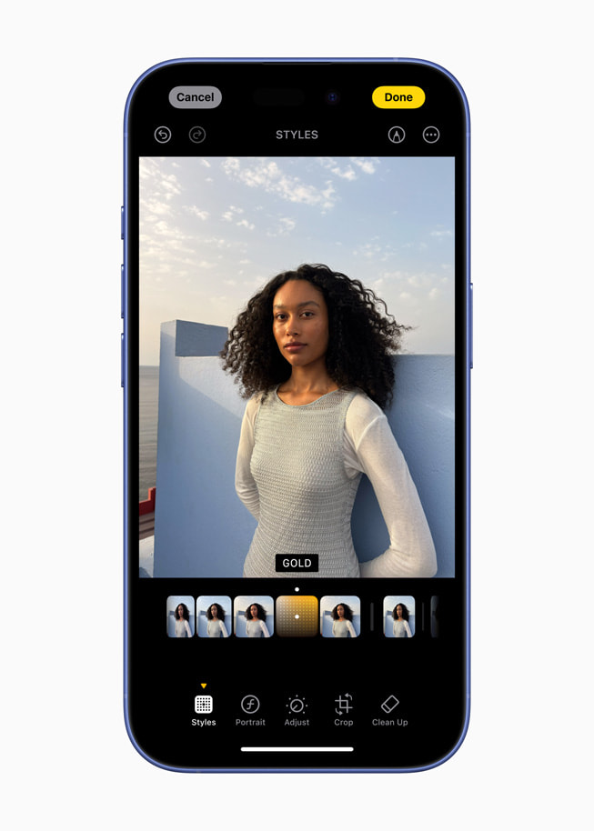iPhone 16, bir kişinin fotoğrafının ve altın stilinin seçildiği bir Fotoğrafik Stiller ekranını gösteriyor.