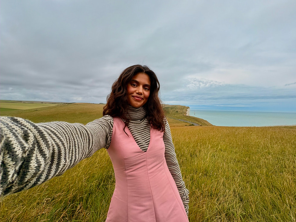 Denize doğru uzanan yemyeşil bir manzarada çekilmiş bir selfie.