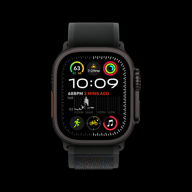Terrängloop med Apple Watch Ultra 2 i svart titan.
