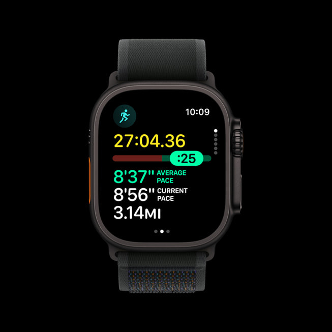 Apple Watch Ultra 2 visar ett utomhuslöpningspass med uppgifter om en löpares takt.
