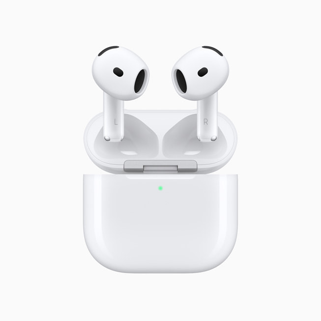 Des AirPods 4 avec Réduction active du bruit en suspension au-dessus de leur boîtier. 