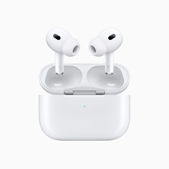 Des AirPods Pro 2 en suspension au-dessus de leur boîtier.