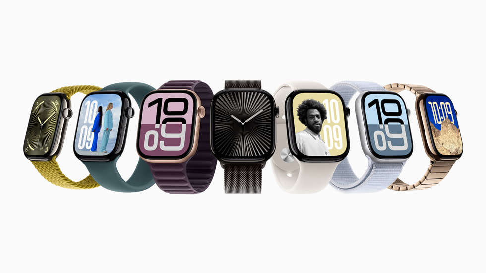 Syv Apple Watch Series 10-enheter plassert i en vifteform. Alle har forskjellige finisher og remmer.
