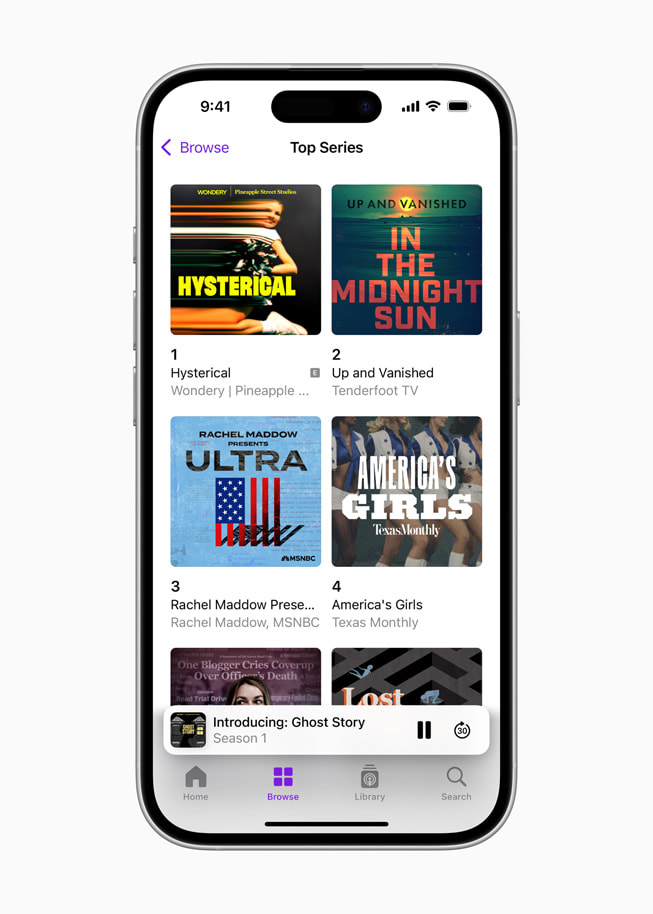 Un iPhone 16 muestra la pantalla de Apple Podcasts que incluye las series Nuevas y Destacadas. 