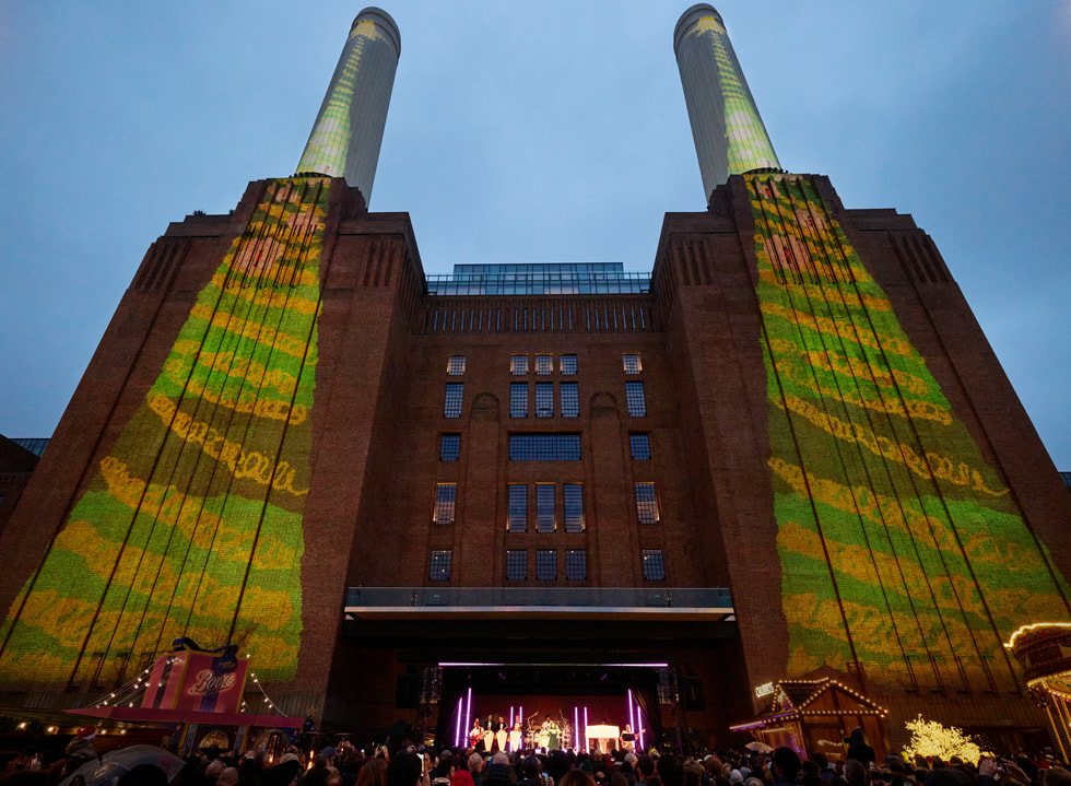 Obras de arte creadas en el iPad por los estudiantes de la escuela primaria St. George se proyectan sobre las icónicas chimeneas de la central eléctrica.