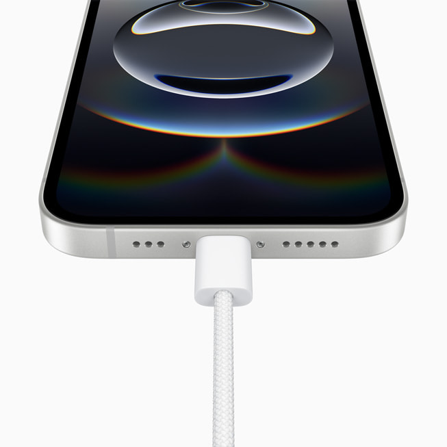 Close da porta USB-C do iPhone 16e.