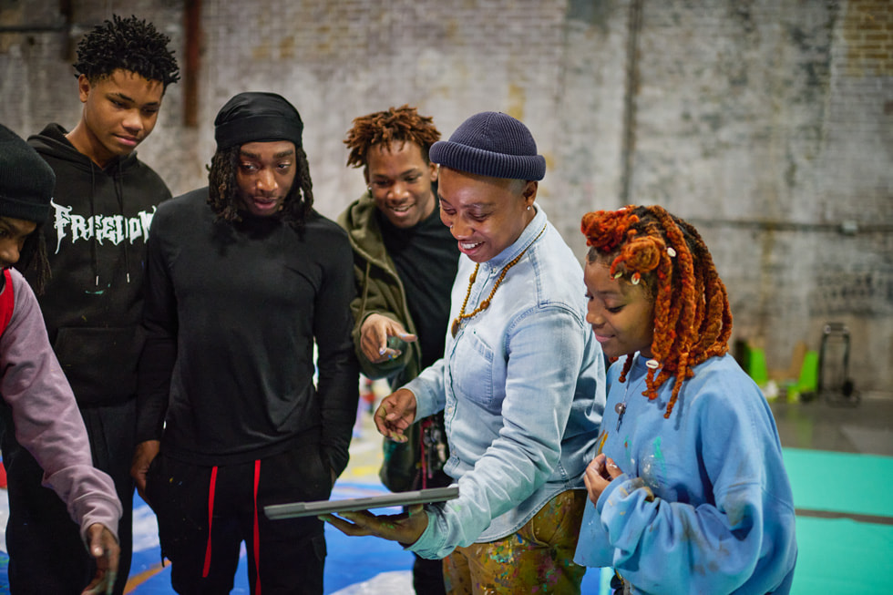 Journey Allen do Arts New Orleans com participantes do Young Artist Movement.