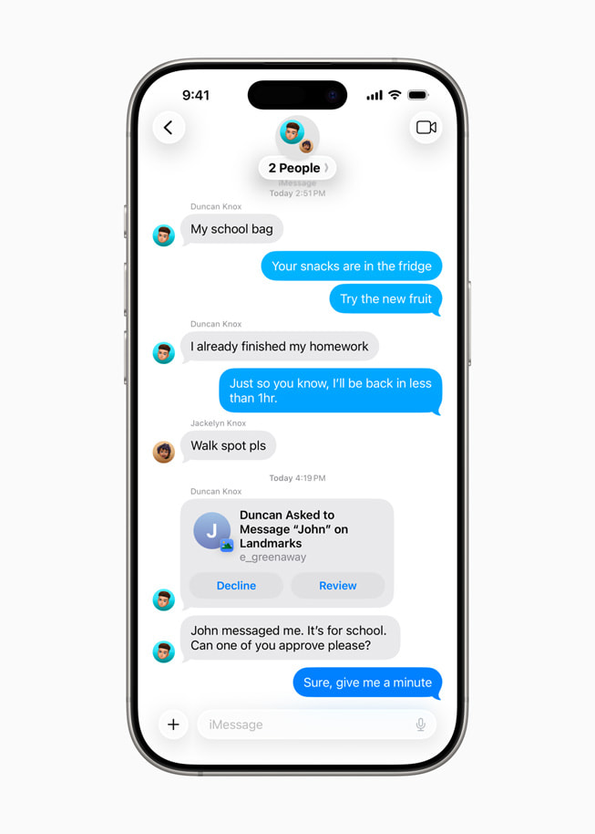 Unterhaltung in Nachrichten zwischen einem Kind und einem Elternteil auf einem iPhone.