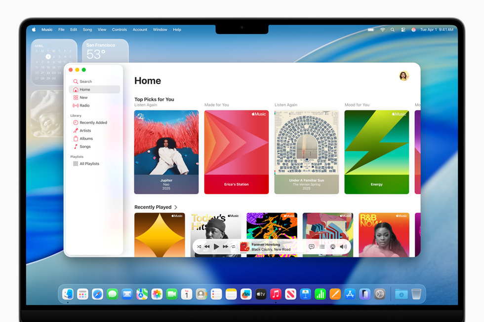 macOS Tahoeの新しいデザインでApple Musicが表示されている16インチMacBook Pro。