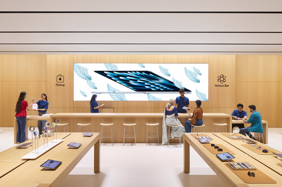 Imagen de Especialistas de Apple ayudando a los clientes en el área de Recoger en Apple y el Genius Bar en Apple Hebbal.