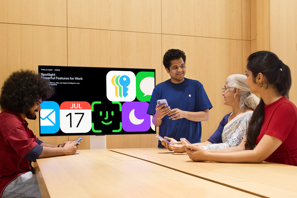 Un Creativo de Apple dirige una sesión de Today at Apple en la tienda Apple Hebbal.