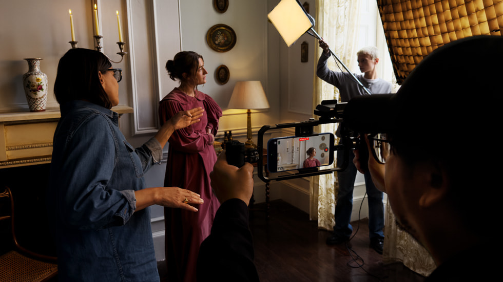 Imagen del set de producción de una película, con un iPhone en el fondo grabando en posición horizontal.