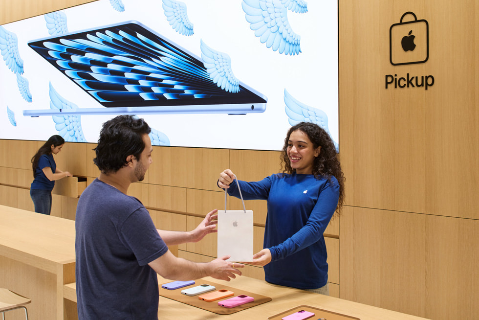Integrantes del equipo ayudan a clientes en el área de recolección en Apple dentro del Apple Koregaon Park.