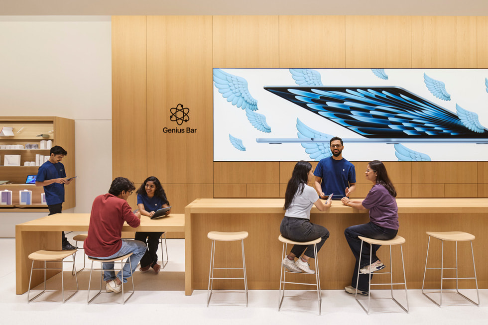 Integrantes del equipo ayudan a clientes en el Genius Bar dentro del Apple Koregaon Park.