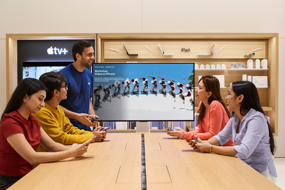 Un integrante del equipo dirige una sesión de Today at Apple en Apple Koregaon Park.